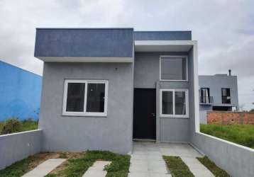 Casa três dormitórios sendo uma suíte, cozinha, amplo living conceito aberto, lareira , pé direito duplo, jardim de inverno, porcelanato, espera ar condicionado e juncker, pátio nos fundos com churras