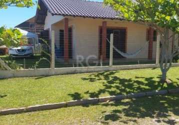 Casa de alvenaria localizada na praia de itapeva casa de esquina  , próximo ao mar, apenas 100 metros. frente com rua calçada e ótima vizinhança. terreno amplo, medindo 11,80x26,0 todo cercado e grama