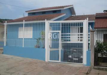 Excelente  casa em bairro tranquilo , perto de supermercados, farmácia e comércio em geral.&lt;br&gt;casa principal : 4 dormitórios ,1 suite , 3 banheiros , cozinha  porão , área de serviço ,com pátio