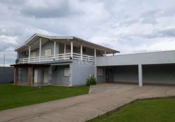 Ótima casa em imbé situada a 3 quadras do mar com 4 quartos e 2 suítes em um terreno grande e espaçoso  , com garagem  para 2 carros e espaço para mais carros dentro do terreno. conta com uma sacada g