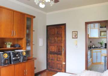 Apartamento amplo, de 3 quartos, próximo ao zaffari, escolas e acesso fácil ao centro. living 2 ambientes, piso parquet, cozinha integrada com a lavanderia. &lt;br&gt;localizado no bairro cavalhada.&l