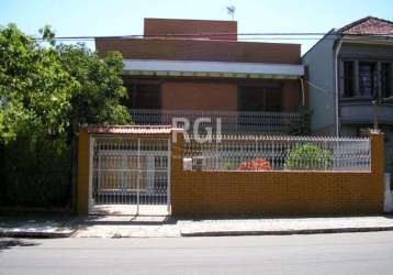 Excelente casa à venda em niteroi, porto alegre. com 5 quartos, sendo 1 suíte, 4 banheiros sociais e 6 vagas de garagem. possui uma área total de 524.96m². a casa conta com infraestrutura completa, in