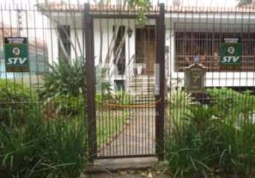 Excelente casa à venda na rua comendador antonio fontoura, localizada no bairro glória em porto alegre. a casa possui uma área privativa de 330m², com 4 quartos, sendo 2 suítes, 3 banheiros sociais, 2