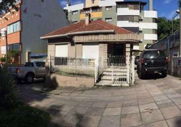 Casa comercial e residencial no bairro petrópolis, em frente ao restaurante barranco, possui 2 dormitórios, 2 lavabos, grande sala com lareira para 3 ambientes, cozinha, banheiro auxiliar, 2 vagas par