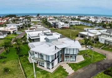 Maravilhosa casa em privilegiada localização no condomínio ocean side! em um terreno com 3 frentes, sendo fundos área verde, possui somente uma lateral limítrofe com outro lote. residência diferenciad