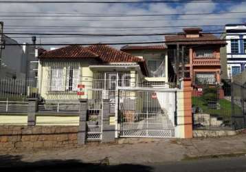 Casa totalmente reformada. cinco banheiros novos, 3 suítes, cozinha  com armários, sala nova com lareira. toda rede de água e esgoto nova. eletricidade trifásica,  toda a fiação e disjuntores novos. d