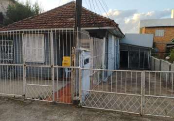 Em terreno de 11,00 por 33,00 excelentes contruções ( 3 residências, mistas, com entradas independentes) no bairro cavalhada . pátio na frente. &lt;br&gt;casa 1-  2 dormitorios, 1 sala, 1 cozinha, 1 b