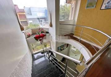 Casa localizada no bairro ecovile ! 247m2&lt;br&gt;no térreo possui uma sala de estar dois ambientes com uma lareira, lavabo, sala de jantar e uma ampla cozinha com churrasqueira.&lt;br&gt;no segundo 