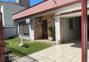 Casa semi mobiliada, 3 dormitórios, 2 banheiros, sala, cozinha, área de serviço, churrasqueira, poço artesiano, fogão campeiro, piscina, pátio, 3 vagas de garagem. agende uma visita com um dos nossos 