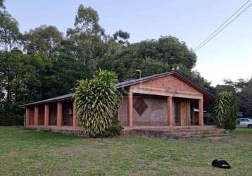 Lindo sítio em águas claras, viamão.medindo 13.500 m². &lt;br&gt;casa três dormitórios sendo uma suíte, sala, cozinha, banheiro social e área em toda volta com churrasqueira.&lt;br&gt; galpão bem gran