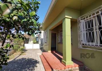 Ótima casa  com living para 2 ambientes, 4 dormitórios, banheiro social e outro auxiliar, sala de jantar separada, cozinha ampla, churrasqueira, vaga para carro e na parte dos fundos com  jardim e hor