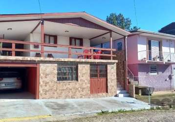 Casa sobrado  de material , com boa vizinhança , composta por três dormitórios dois banheiros , sala , cozinha ampla  ,  varanda  area de serviço ,   churrasqueira  fechada  vaga para duas camionetes 