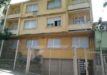 Apartamento amplo, ventilado, orientacao solar norte leste e com uma vista agradavel da rua arborizada. hall de entrada, living 2 ambientes, 3 dormitorios, sendo 1 com sacada, banheiro social, gabinet