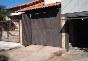 Casa de 2 pisos com 3 quartos, sendo uma suíte,  lareira, banheira hidromassagem,  área de serviço com churrasqueira. na frente tem uma garagem fechada e nos fundos mais uma garagem com banheiro.&lt;b