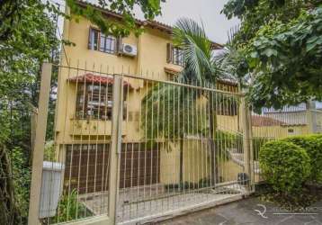 Casa 04 dormitórios no bairro medianeira com 221,74m2 de área construída num terreno de 9,90 x 22. sendo 01 suíte, 04 banheiros, living com 03 ambientes, cozinha com móveis planejados, área de serviço