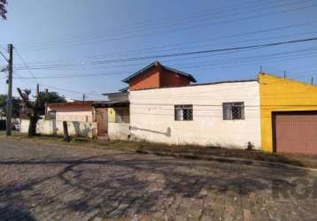 Vende casa, bem localizada, acesso para rua itacurubi e rua breno rosa, no bairro vila nova, casa com 2 quartos, sala, cozinha, banheiro, o terreno também conta com uma peça na frente com sala, cozinh