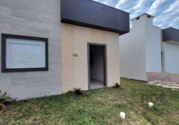 2 casas geminadas novas, ainda não habitadas!&lt;br&gt;&lt;br&gt;2 dormitórios, sendo uma suíte;&lt;br&gt;projeto moderno, churrasqueira;&lt;br&gt;2 vagas de garagem;&lt;br&gt;poucos metros do mar.