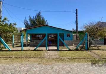 Casa espaçosa com 3 dormitórios disponível na bela praia de capão da canoa.&lt;br&gt;&lt;br&gt;este imóvel oferece um ambiente aconchegante com uma sala de estar convidativa, uma cozinha que se integr