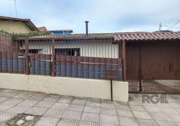 Casa com 2 dormitórios no bairro vila nova, zona sul de porto alegre.  ótimo estado de conservação, living para 2 ambientes com lareira, cozinha com passa prato, banheiro social,  churrasqueira, lavan