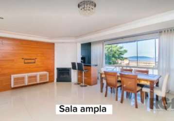 Linda casa com vista permanente para o lago guaíba, constituída de 4 dormitórios, sendo 1 suíte com hidromassagem e closet, banheiro da suíte com 2 cubas mais um mictório, 2 banheiro, cozinha moderna 