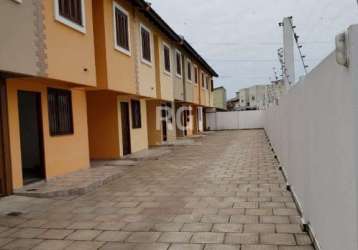 Sobrado em condomínio fechado com 3 (três) dormitórios sendo 1 (um) suite. área social composta por sala de estar, jantar e cozinha conjugadas, mais lavabo, tudo com piso de porcelanato. área de servi