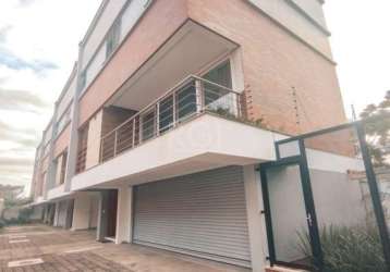 Excelente casa em condomínio, com elevador,  mobiliada, na av. pereira passos, bairro vila assunção.&lt;br&gt;&lt;br&gt;&lt;br&gt;living amplo em conceito aberto com lareira, varanda e janelões com mu