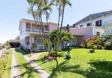 Bellíssimo sobrado nos altos do bairro santa teresa, emoldurado por um lindo jardim, com 4 dormitórios sendo 1 suíte com sacada, amplo living em dois ambientes de estar sendo um com lareira, sala de j