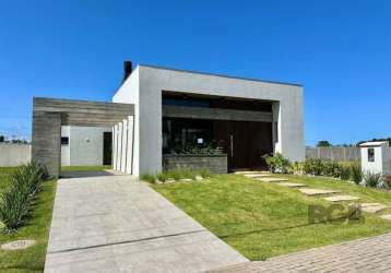 Casa em condomínio cim 4 suítes&lt;br&gt; projeto contemporâneo &lt;br&gt;168,8m2 de área construída&lt;br&gt;amplo living &lt;br&gt;cozinha americana&lt;br&gt;pátio interno integrado com área socia&l