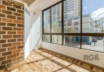 Apartamento à venda localizado na rua comendador rodolfo gomes, no bairro menino deus em porto alegre. este imóvel conta com área construída de 135m², oferecendo 4 quartos, sendo 4 suítes, 1 banheiro 