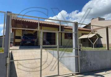 Sx vende em santo antônio da patrulha casa, com 3 de alvenaria dormitórios, banheiro social, sala e cozinha integradas, churrasqueira, cozinha com móveis planejados. possui 93m² de área construída e á