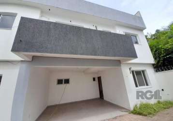 Ampla casa a venda com 236.96m² privativos ,casa conta com 3 quartos, sendo 1 suíte, terraço, living integrado com lavabo, 3 banheiros sociais e 1 vaga de garagem. a casa está em ótimo estado de conse