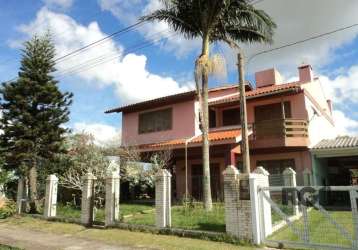 Casa sobrado com quatro quartos,  dois são suítes. dois banheiros sociais  três salas + avarandado térreo  em l, sala de jantar e estar com lareira cozinha ampla estilo americana , planejada  mezanino