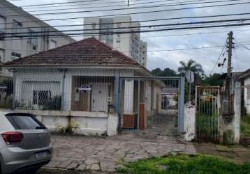 Casa antiga de  construção  muita solida, precisa de modernização .&lt;br&gt;&lt;br&gt;localizada junto antigo estádio do grêmio na azenha,&lt;br&gt; região que será valorizada com o novo empreendimen