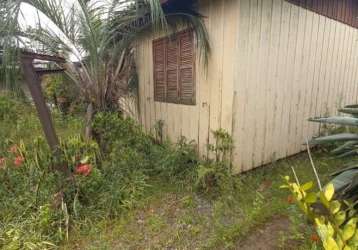 Terreno de 11 x 56 com casa de madeira de dois dormitório, sala, cozinha, lavanderia, área externa.&lt;br&gt;ótima localização em frente ao condomínio são rafael ao lado do mercado pezzi, na estrada c