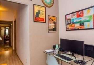 Excelente apartamento no bairro farroupilha, com 2 quartos, sendo 2 suítes, e 3 banheiros no total, todo reformado com duas suites e closet. tem como fazer o terceiro quarto. hidráulicas e eletrica to