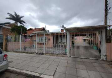 Casa no bairro aberta dos morros, com 3 dormitórios, sendo uma suíte. amplo living com lareira, sala de jantar, lavabo, cozinha e área de serviço. pátio aos fundos com um sobrado com sala, lavabo, coz