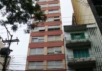 Ótima oportunidade de compra! cobertura à venda no edifício marcelo, localizado no centro histórico de porto alegre. esse imóvel conta com 1 dormitório, 1 banheiro social e uma linda vista panorâmica.