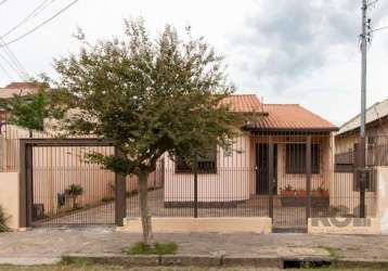 Casa térrea com área privativa de 86m² e área total de 475m², possui 3 dormitórios, sendo transformados em 2 (facilmente reversivel),  2 banheiro social, living para 2 ambientes, cozinha ampla e plane