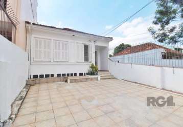 Casa com 120m², com 03 dormitórios, deposito que pode ser utilizado como dormitório, sala, cozinha, área de serviço, banheiro social com box de vidro, pátio na frente e nos fundos. vaga para 02 carros