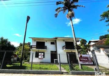 Linda casa no bairro jardim carvalho.&lt;br&gt;&lt;br&gt;esta linda casa tem 351,60m2 de área construída em uma propriedade de 743m2, a casa conta com salão de festas com churrasqueira, sala de estar,