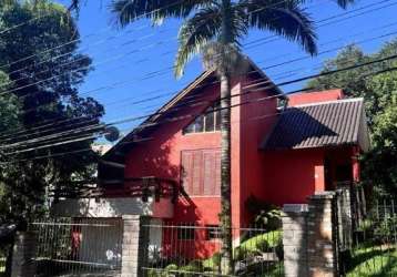 Seu refúgio na natureza espera por você no cantegril fase i i&lt;br&gt;-localização privilegiada: linda casa em terreno elevado, de frente para uma praça arborizada que até oferece academia ao ar livr