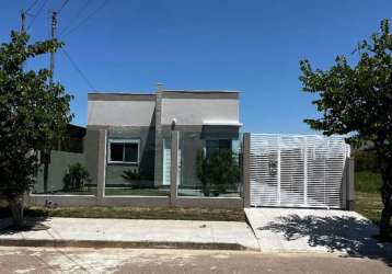 Casa em otima localização, com 2 dormitorios , 01 suite, sala cozinha , 2 banheiros quiosque nos fundos com churrasqueira. imovel recem construido.