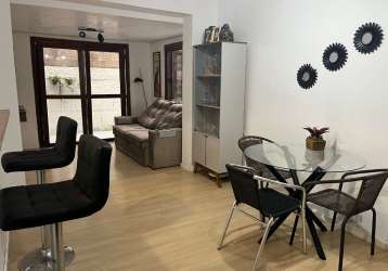 Excelente apartamento térreo no bairro menino deus! são 53m² distribuídos em amplo living para dois ambientes, espaçoso pátio, 2 dormitórios (sendo 1 com acesso direto ao pátio), banheiro social, cozi