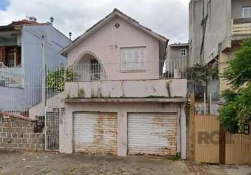 Casa com 3 quartos, sala, banheiro, cozinha, área de serviço com churrasqueira, 2 vagas de garagem, pátio amplo na frente e fundos. próximo ao colégio rainha do brasil, la salle santo antônio e demais