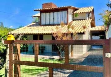 Casa beira mar no balneario atlântico com 2 dormitórios no andar de baixo e um banheiro social e uma enorme suite no andar de cima de frente pro mar , sala de estar e cozinha estilo americana integrad