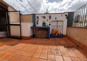 Excelente cobertura de dois dormitórios localizada no bairro petrópolis.&lt;br&gt;no primeiro pavimento estão os dormitórios, living integrado à sacada fechada, cozinha, e banheiro social.&lt;br&gt;na