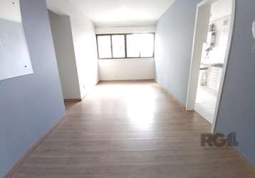 Apartamento semi-mobiliado de 2 (dois) dormitórios no bairro santana em porto alegre/rs.&lt;br&gt;&lt;br&gt;imóvel com armários, living amplo, 2 ambientes, com copa/cozinha completa com armários, banh