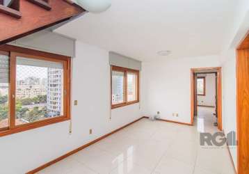 Ótima apartamento/cobertura, 147m² úteis, com 2 dormitórios, sala de jantar e estar, cozinha,  área de serviço, banheiro social, auxiliar e  lavabo, dependência de empregada com opção de quarto extra 