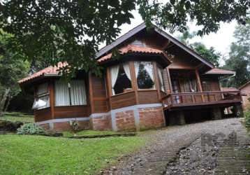 Essa casa mobiliada é uma verdadeira joia! com 3 dormitórios, incluindo uma suíte, oferece um espaço confortável e aconchegante. a ampla sala de estar com pé direito alto traz uma sensação de liberdad