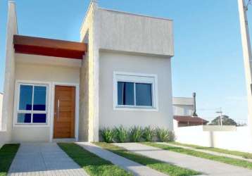 Ótima casa térrea em construção,  de 3 dormitórios sendo uma suíte. amplo living para dois ambientes, com cozinha integrada, banheiro social.  pátio aos fundos com churrasqueira e lavanderia. pátio na